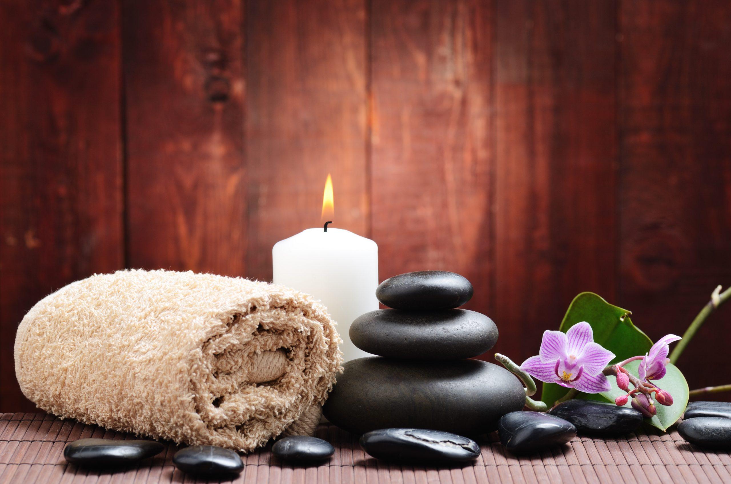 Plant-based oils and warm towels for the Hot Stones Back treatment