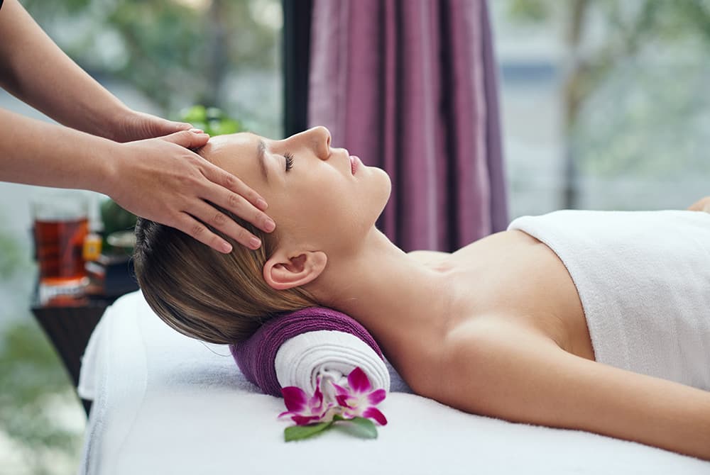 Plant-based oils and warm towels for the Back, Neck & Scalp treatment