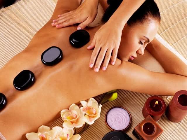 Plant-based oils and warm towels for the Hot Stones Full Body treatment